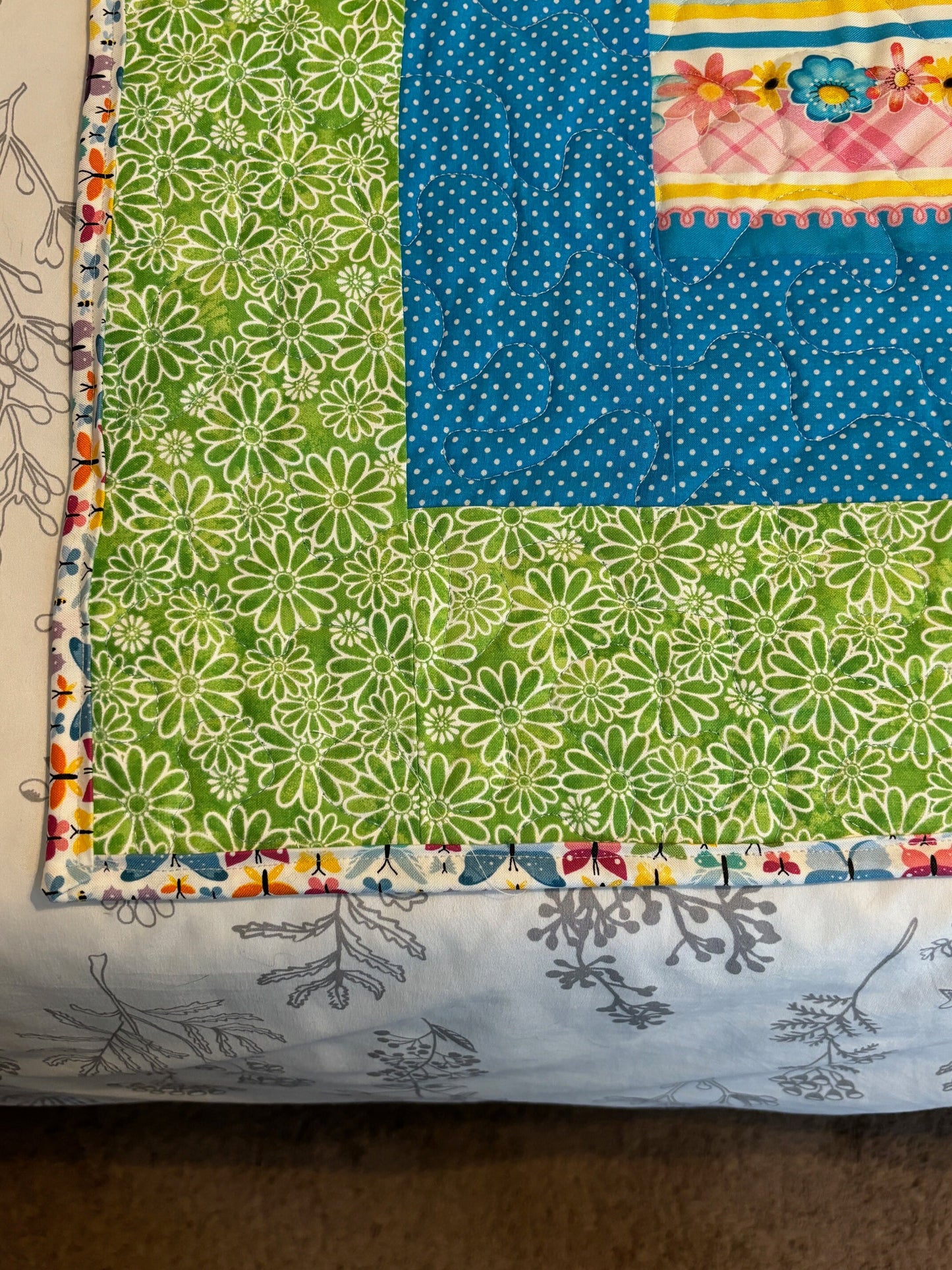Quilt - Baby Quilt, Spring Throw & Lap Quilt, Soft Cozy Blanket for Nursery or Living Room Décor, Perfect Gift for New Parents